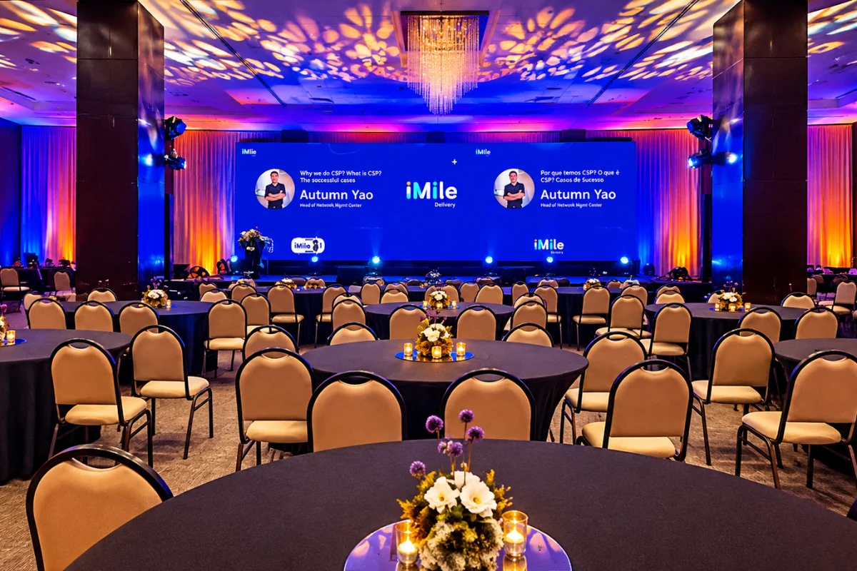Evento corporativo com palco, painéis de LED e iluminação
