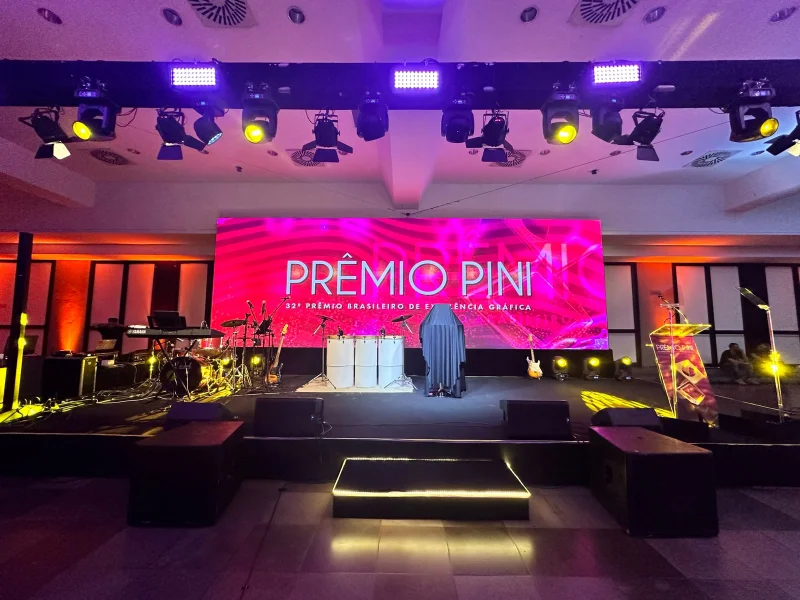 Palco e estrutura montados pela LM Light Pro